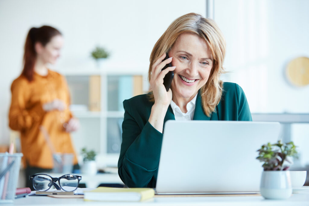 Expertin berät am Telefon fürsorglich ihre Kund*innen.